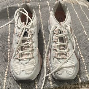White‎ Sketchers